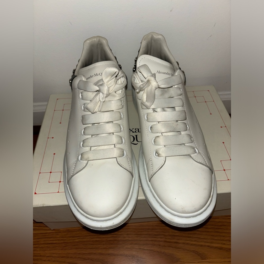 ALEXANDER MCQUEEN
White and black studded classic sneakers SIZE 43
